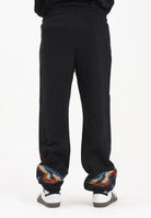 MARCELO BURLON COUNTY OF MILAN Pantalone sportivo nero da uomo con stampa ali F5CAMAFP026 110 MARCELO BURLON COUNTY OF MILAN 
