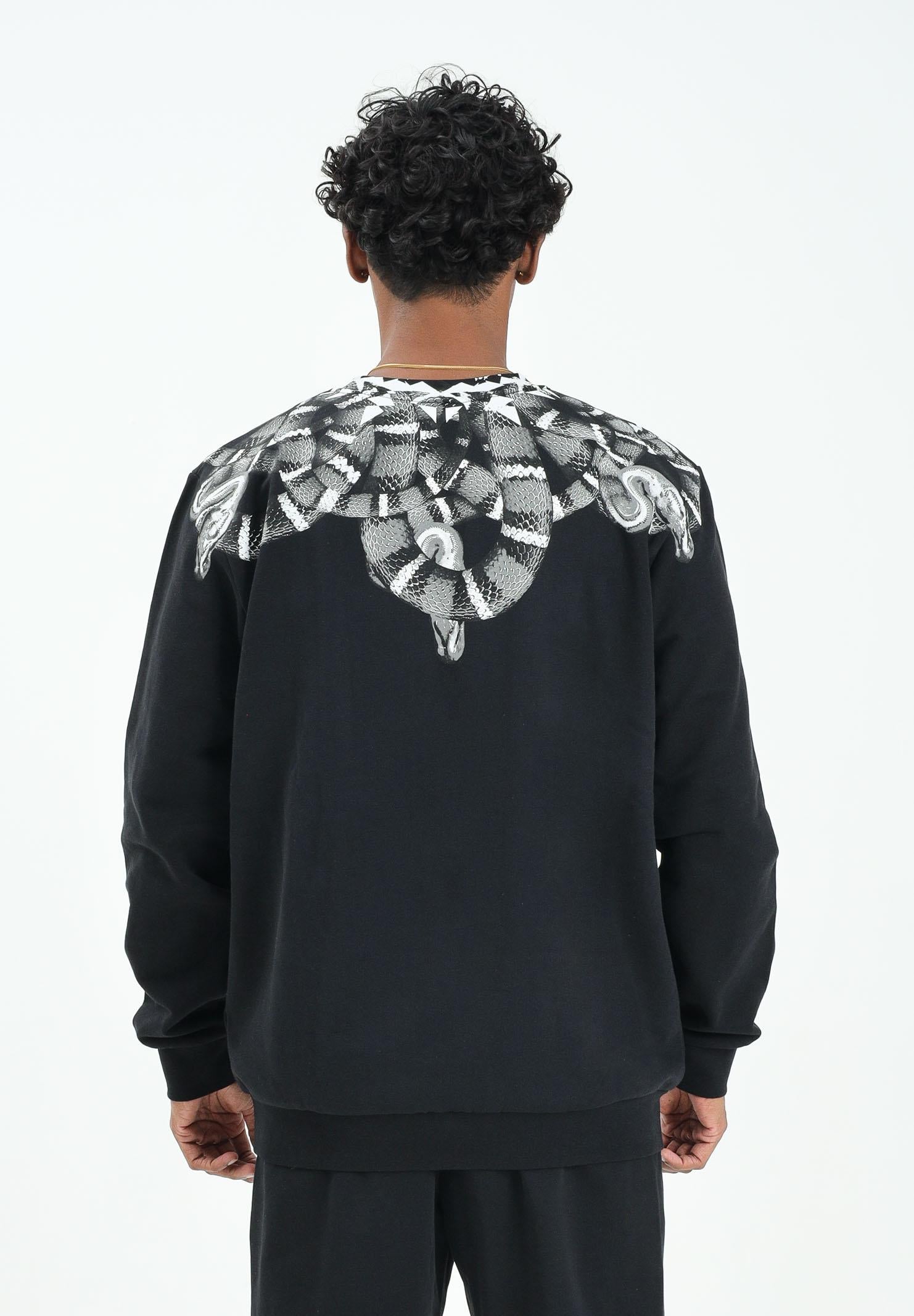 MARCELO BURLON COUNTY OF MILAN Felpa girocollo nera da uomo con stampa serpente F5CAMASW068 110 MARCELO BURLON COUNTY OF MILAN 