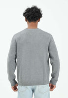 TOMMY JEANS Maglioncino girocollo grigio da uomo con logo DM0DM22105PU2  TOMMY JEANS 