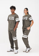 GCDS Pantalone sportivo verde militare per uomo e donna con dettagli a contrasto B1XM3002JI0 88 GCDS 