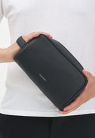 CALVIN KLEIN Pochette nera da uomo con logo LV04D1046G UB1 CALVIN KLEIN 