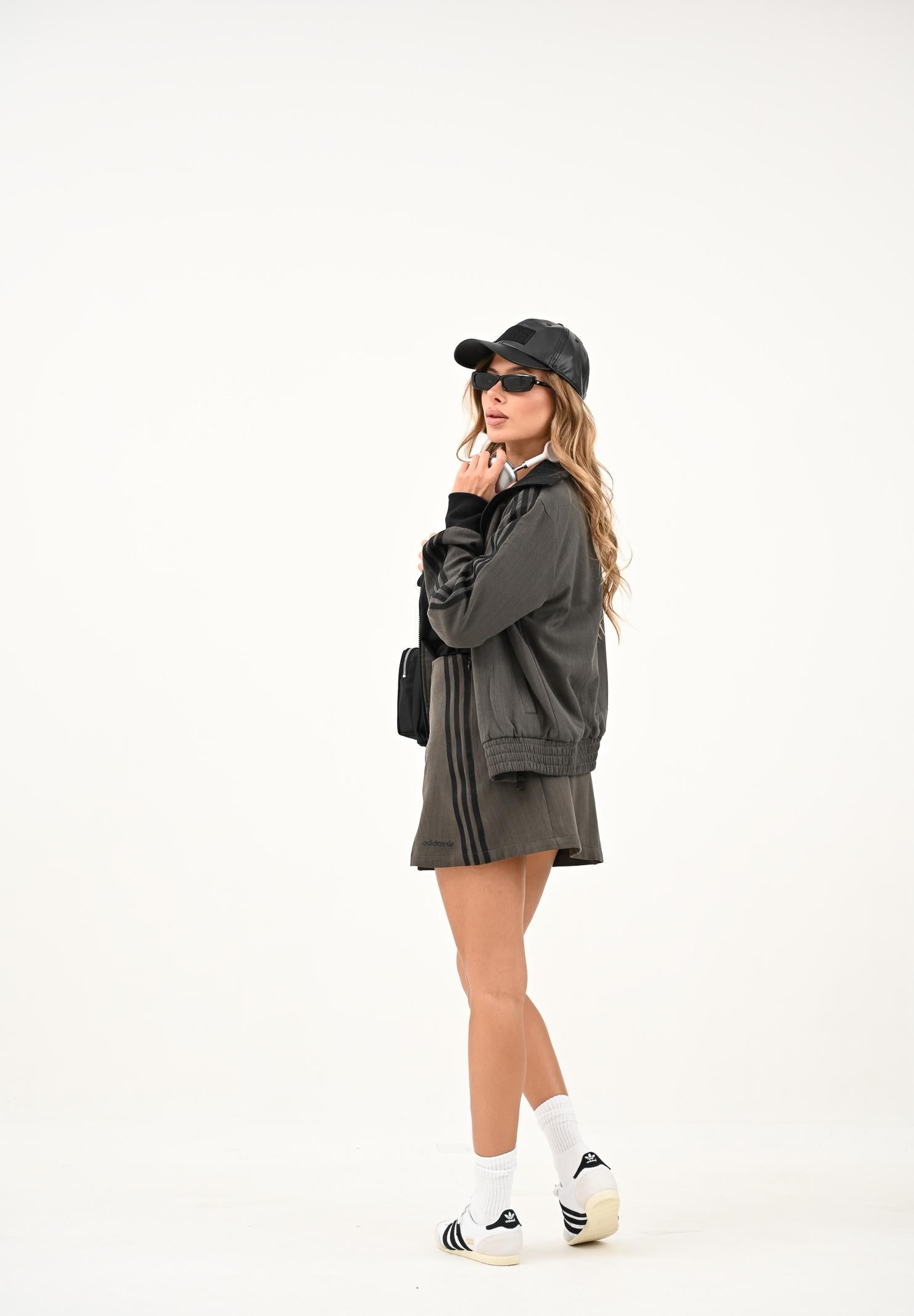 ADIDAS ORIGINALS Felpa con zip verde militare da donna JY3523 . ADIDAS ORIGINALS 