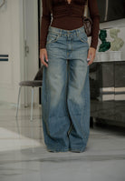 VICOLO Jeans Nathalie da donna realizzati in denim blu medio con un delicato effetto slavato DF5142 VU VICOLO 