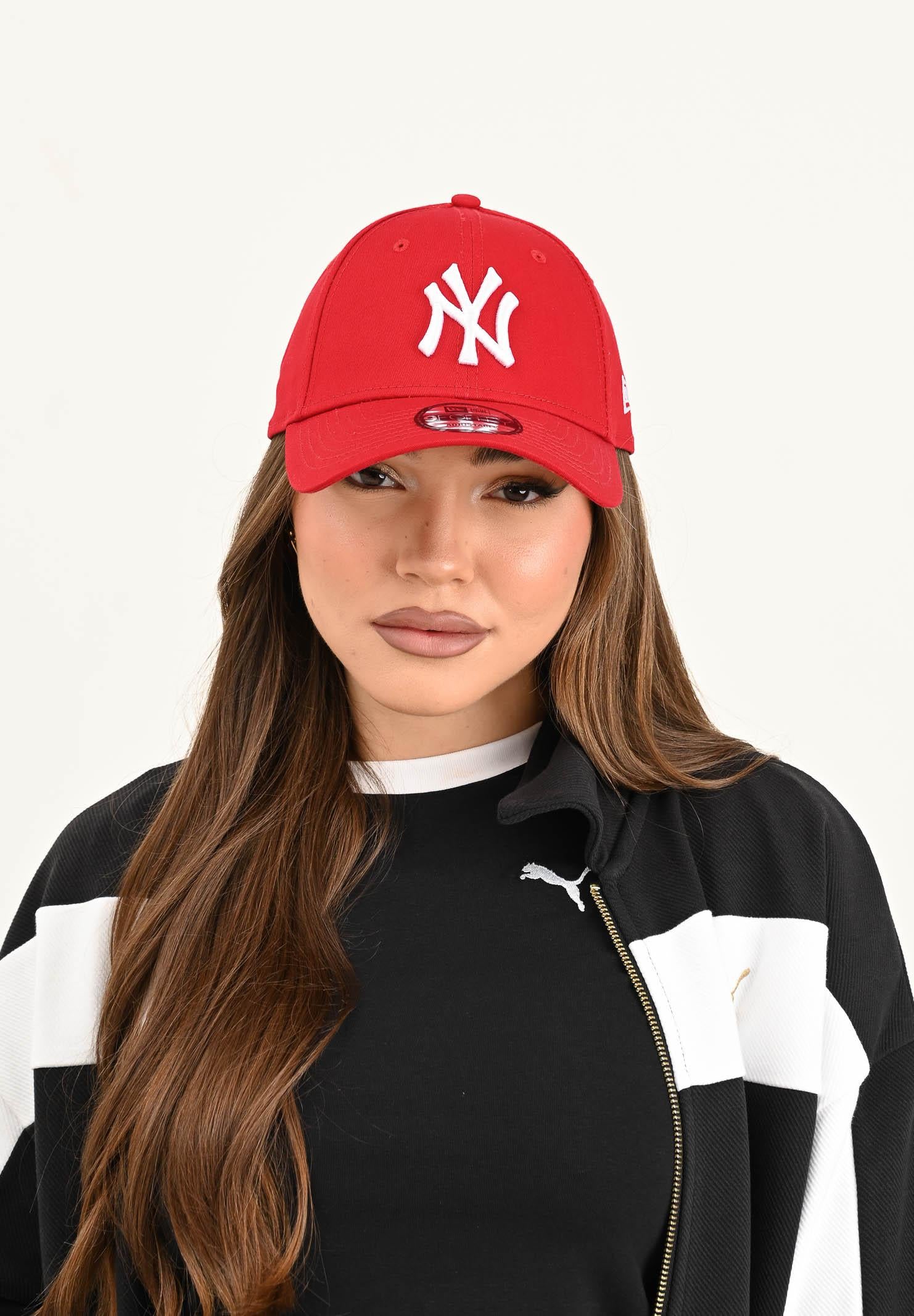 NEW ERA Cappello con visiera 9TWENTY New York Yankees League Essential rosso per uomo e donna 10531938 . NEW ERA 