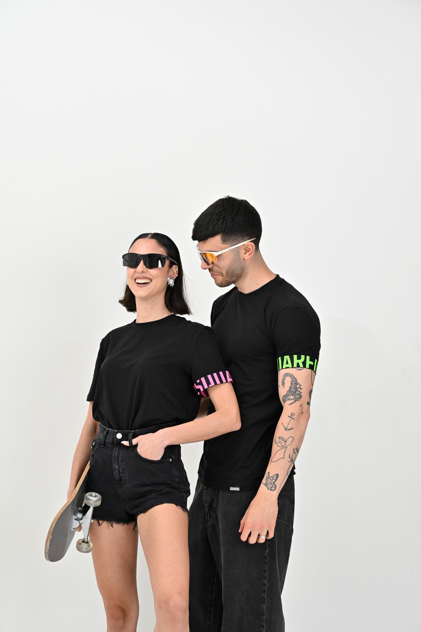 DSQUARED2 T-shirt a manica corta nera per uomo e donna con manica logata D9M3S5770 006 DSQUARED2 