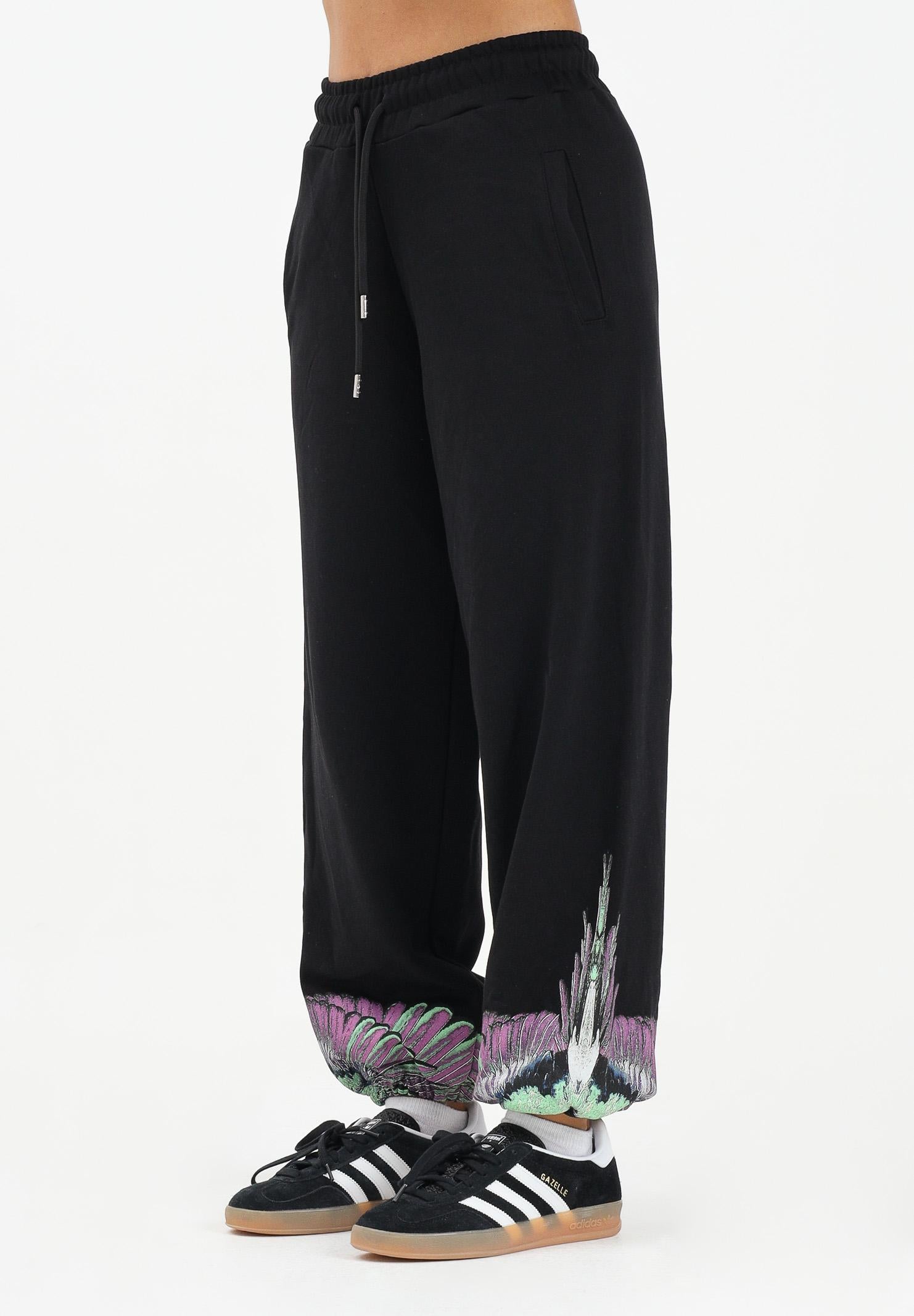 MARCELO BURLON COUNTY OF MILAN Pantalone sportivo nero da donna con stampa ali sul fondo 25ICM30074 NEPI MARCELO BURLON COUNTY OF MILAN 