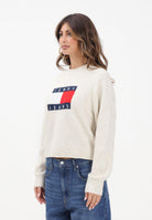 TOMMY JEANS Maglioncino girocollo panna da donna con bandiera DW0DW21782AFN  TOMMY JEANS 