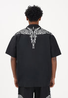 MARCELO BURLON COUNTY OF MILAN Camicia a manica corta nera da uomo con stampa grafica S6CMMASI009 110 MARCELO BURLON COUNTY OF MILAN 
