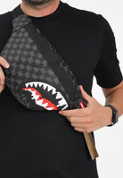 SPRAYGROUND Marsupio DRIPPING SHARKS IN PARIS SAVVY nero e grigio da uomo 910B7971NSZ  SPRAYGROUND 