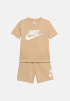 NIKE Completino CLUB TEE beige per bambino e bambina con stampa logo 86L596 X0L NIKE 