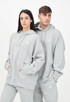 Felpa con cappuccio Nike Sportswear Club Fleece grigia per uomo e donna BV2654 063 NIKE 