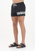DSQUARED2 Shorts mare nera da uomo con logo all-over D7B5C5950 010 DSQUARED2 