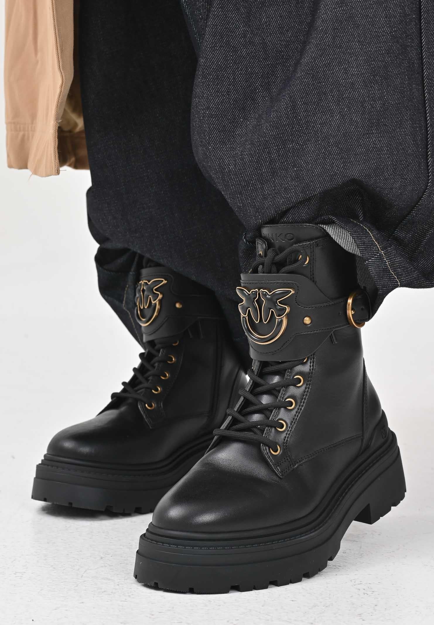 PINKO Anfibi neri da donna con cinturino logato davanti SD0147P001Z99 . PINKO 