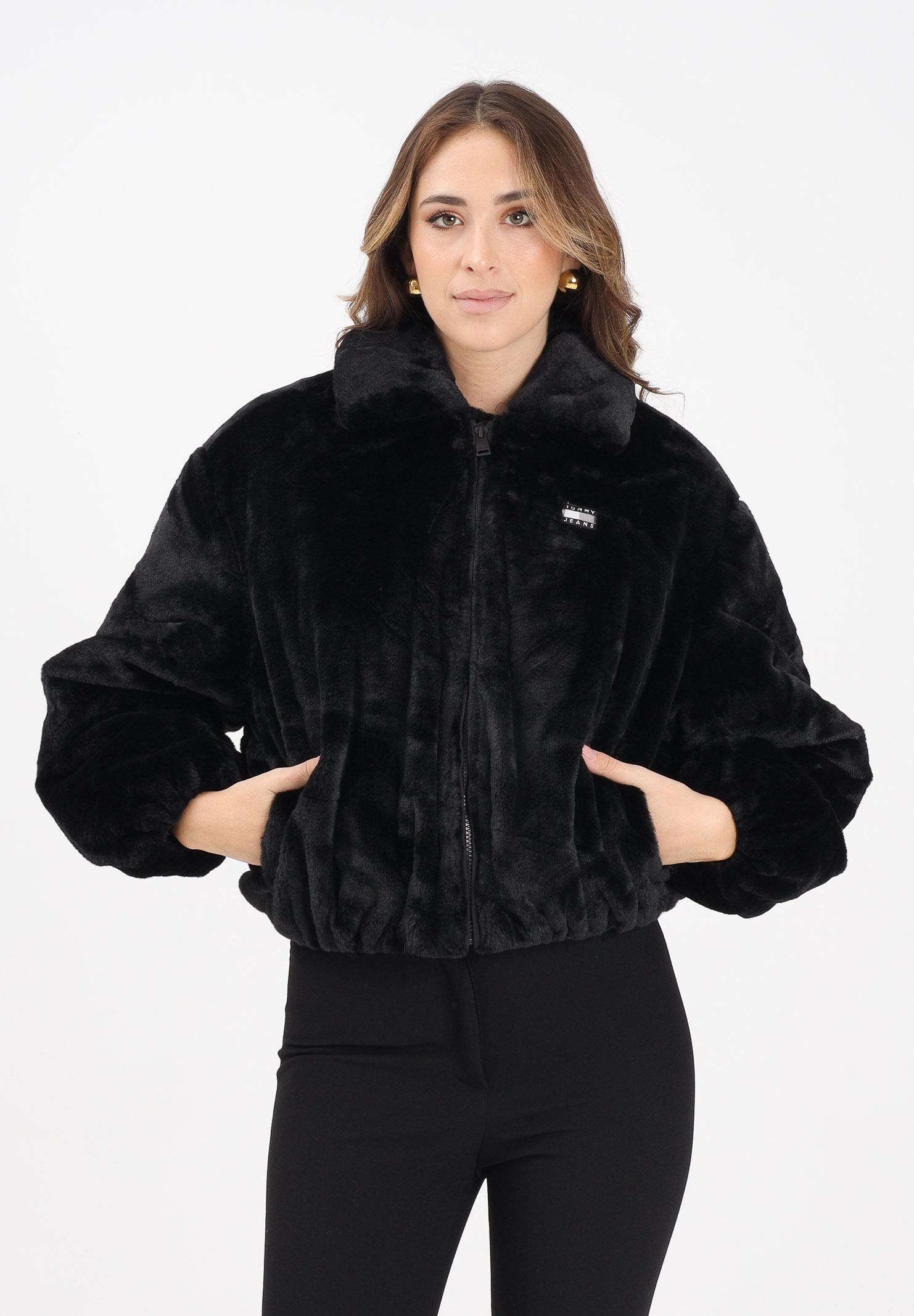 TOMMY JEANS Pelliccia sintetica nera da donna con logo DW0DW21669BDS  TOMMY JEANS 