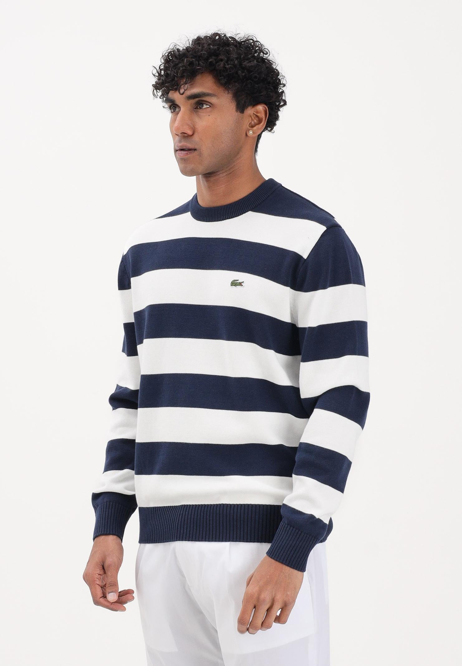 LACOSTE Maglioncino girocollo bianco e blu da uomo con motivo a righe vistose AH0608 HHW LACOSTE 