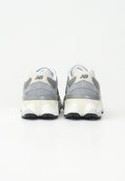 NEW BALANCE Sneakers 9060 grigie per uomo e donna GC9060BA . NEW BALANCE 