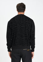 VERSACE JEANS COUTURE Felpa girocollo nera da uomo con motivo Liquify Logomania vellutato 79GAI3R0FS199 899 VERSACE JEANS COUTURE 