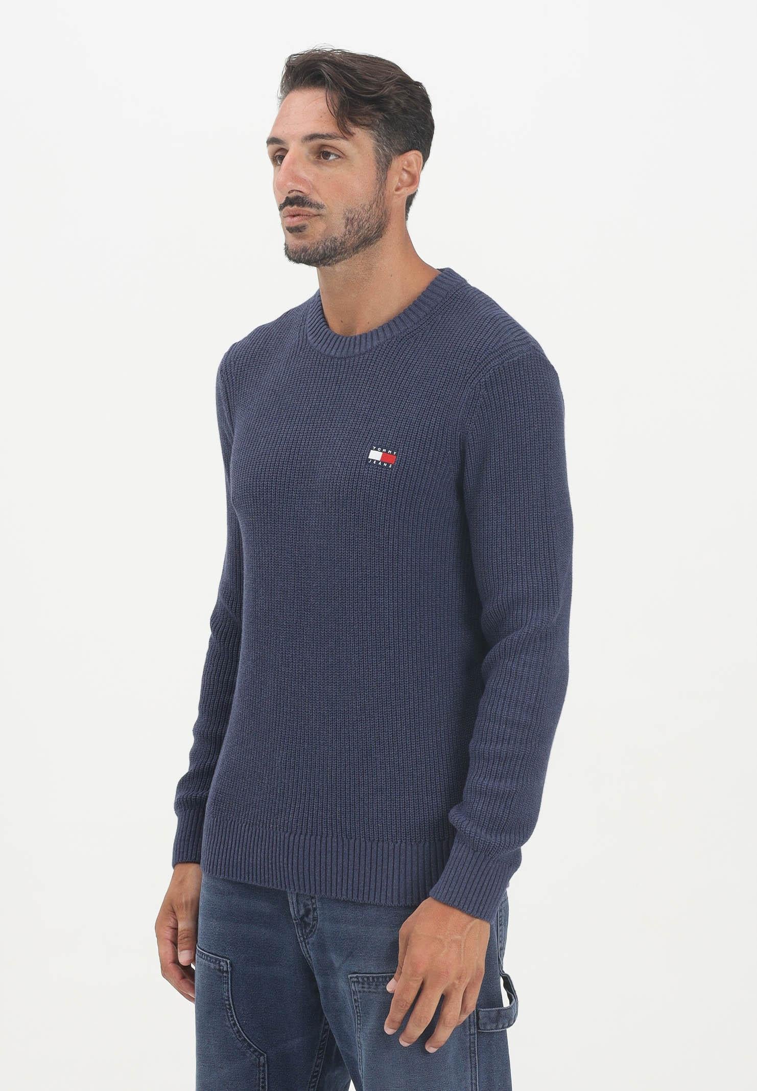 TOMMY JEANS Maglioncino girocollo blu da uomo con logo DM0DM21652DSE  TOMMY JEANS 