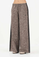 ADIDAS ORIGINALS Pantalone sportivo Firebird Oversized AOP in denim animalier da donna KD8811 . ADIDAS ORIGINALS 