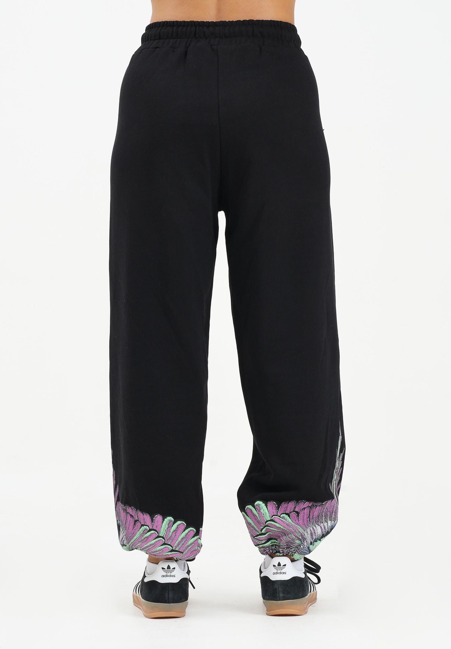 MARCELO BURLON COUNTY OF MILAN Pantalone sportivo nero da donna con stampa ali sul fondo 25ICM30074 NEPI MARCELO BURLON COUNTY OF MILAN 