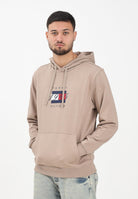 TOMMY HILFIGER Felpa con cappuccio beige da uomo rifinita da stampa logo MW0MW41332AFE  TOMMY HILFIGER 