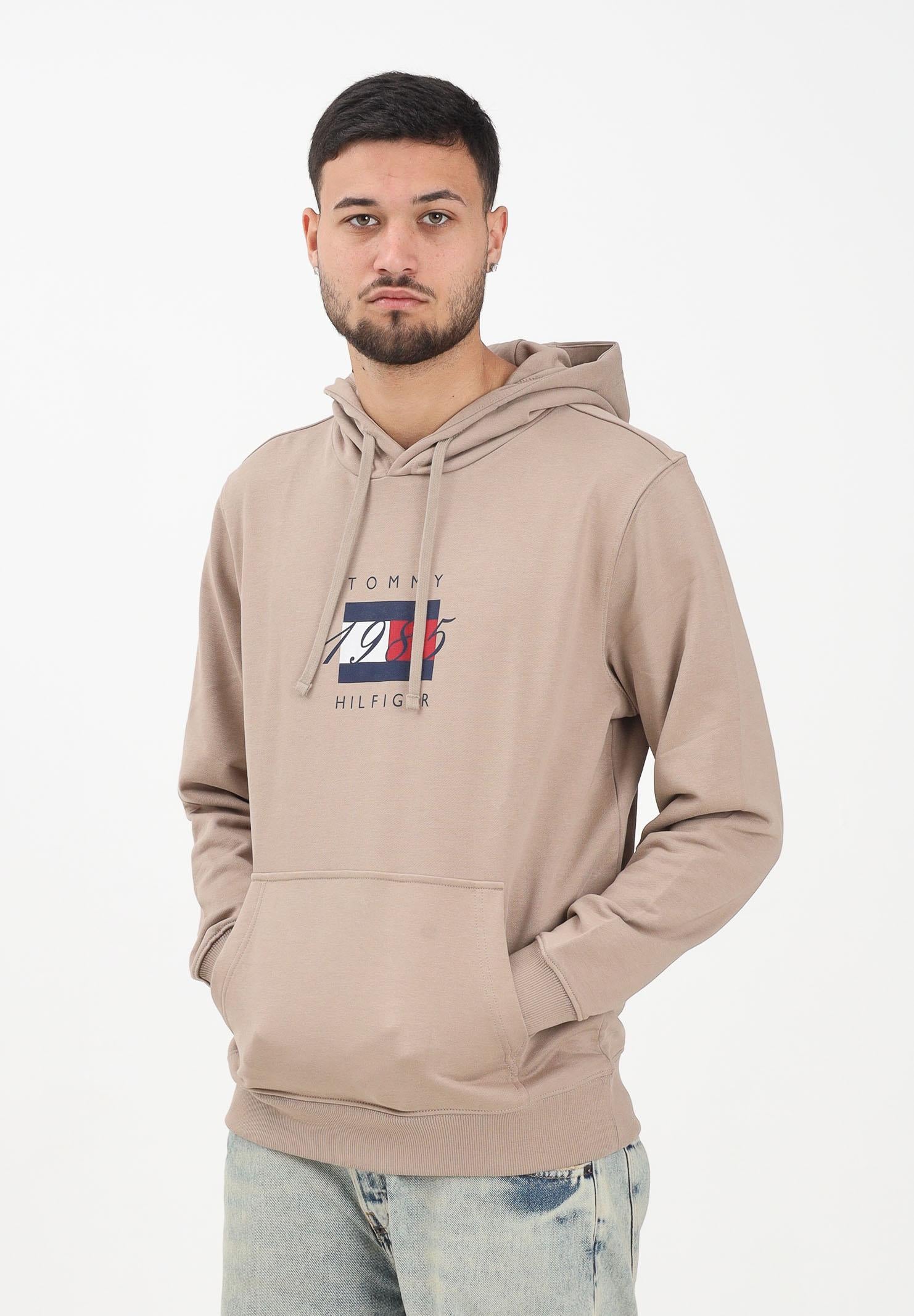 TOMMY HILFIGER Felpa con cappuccio beige da uomo rifinita da stampa logo MW0MW41332AFE  TOMMY HILFIGER 