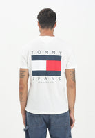 TOMMY JEANS T-shirt a manica corta bianca da uomo con maxi logo sul retro DM0DM21910YBL . TOMMY JEANS 