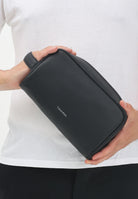 CALVIN KLEIN Pochette nera da uomo con logo LV04D1046G UB1 CALVIN KLEIN 