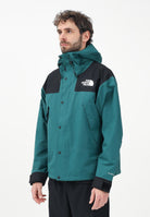 THE NORTH FACE Giacca a vento Mountain Mono verde da uomo NF0A88XF5861 . THE NORTH FACE 