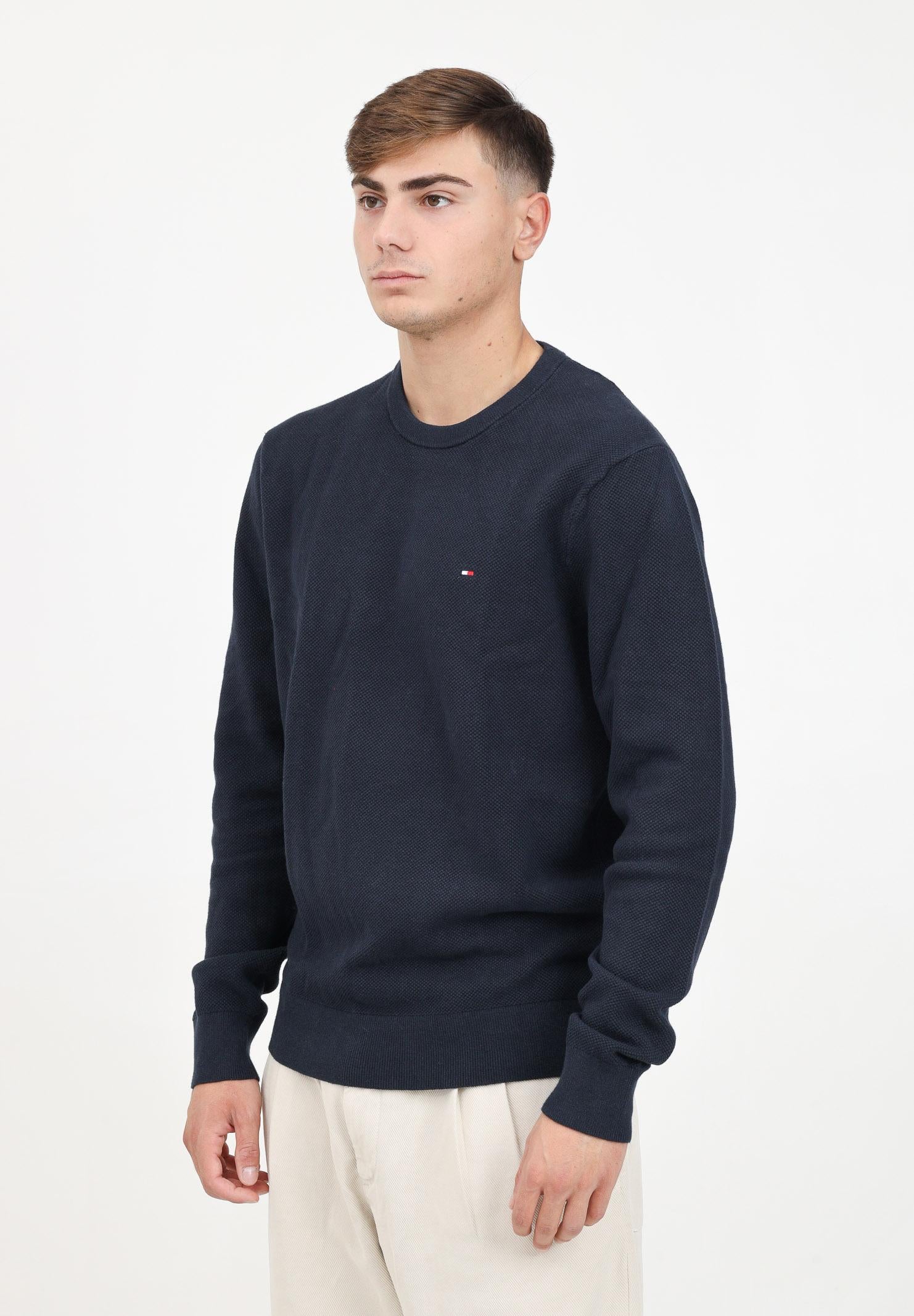 TOMMY HILFIGER Maglioncino girocollo blu da uomo con ricamo bandierina MW0MW36347 DW5 TOMMY HILFIGER 