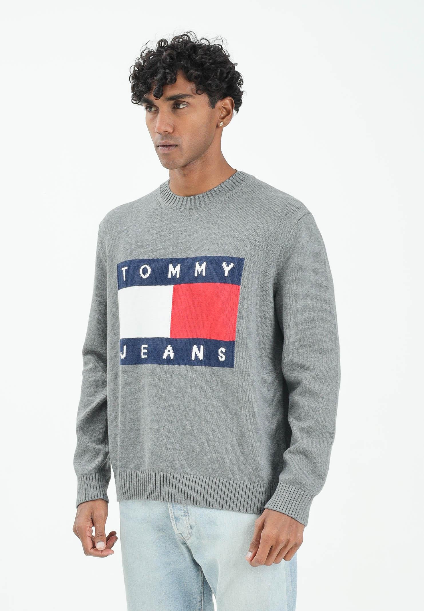 TOMMY JEANS Maglioncino girocollo grigio da uomo con logo DM0DM22105PU2  TOMMY JEANS 