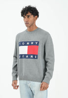 TOMMY JEANS Maglioncino girocollo grigio da uomo con logo DM0DM22105PU2  TOMMY JEANS 