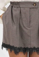 VICOLO Gonna corta da donna realizzata in tessuto principe di Galles nei toni del marrone e nero TF1473 SC VICOLO 