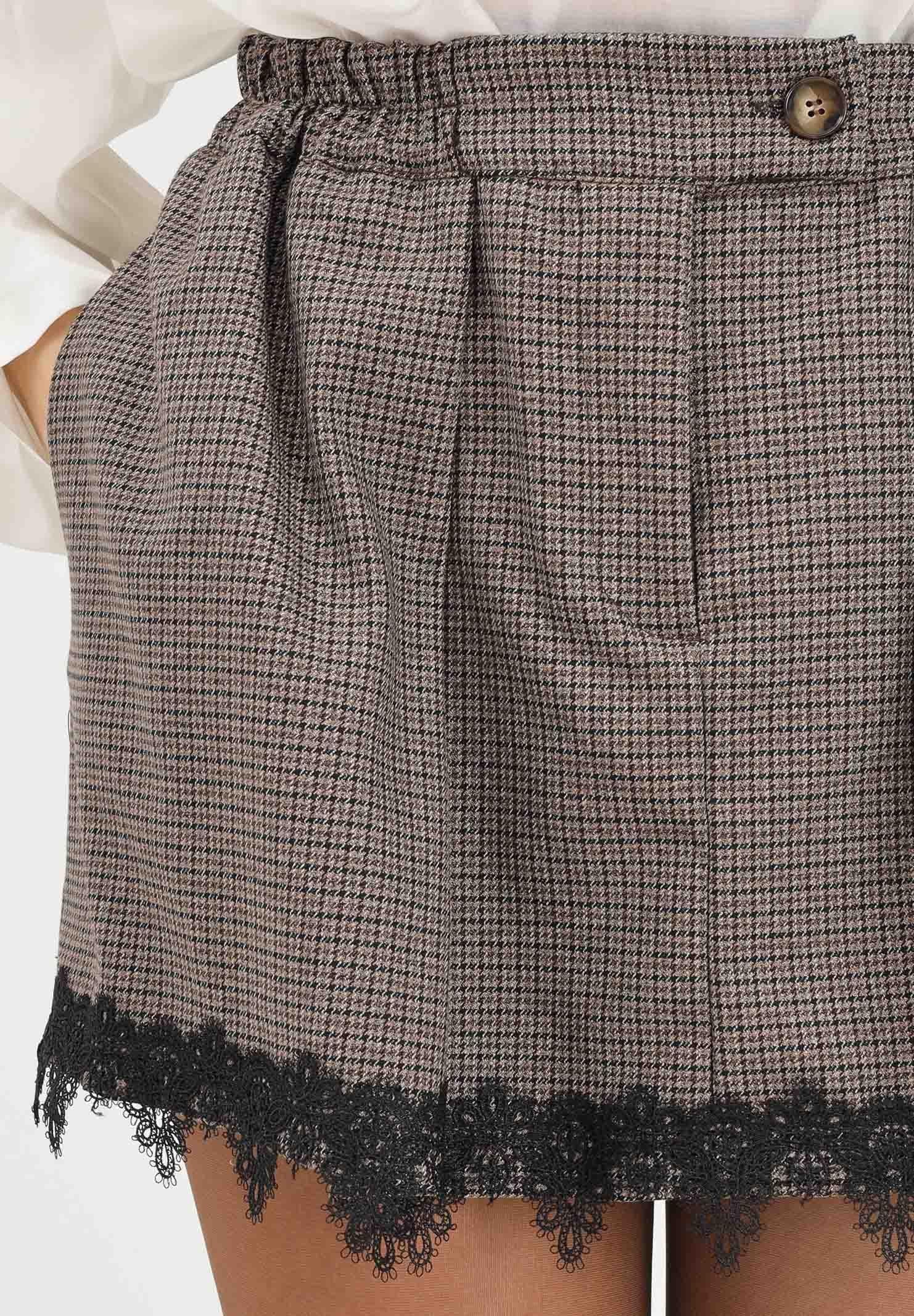 VICOLO Gonna corta da donna realizzata in tessuto principe di Galles nei toni del marrone e nero TF1473 SC VICOLO 