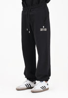 MARCELO BURLON COUNTY OF MILAN Pantalone sportivo nero da uomo con stampa F5CAMAFP036 110 MARCELO BURLON COUNTY OF MILAN 