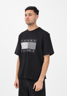 TOMMY JEANS T-shirt a manica corta nera da uomo con stampa logo effetto consumato DM0DM22463 BDS TOMMY JEANS 