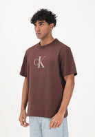 CALVIN KLEIN JEANS T-shirt a manica corta marrone cioccolato da uomo con stampa logo LV04RB862G2IN . CALVIN KLEIN JEANS 