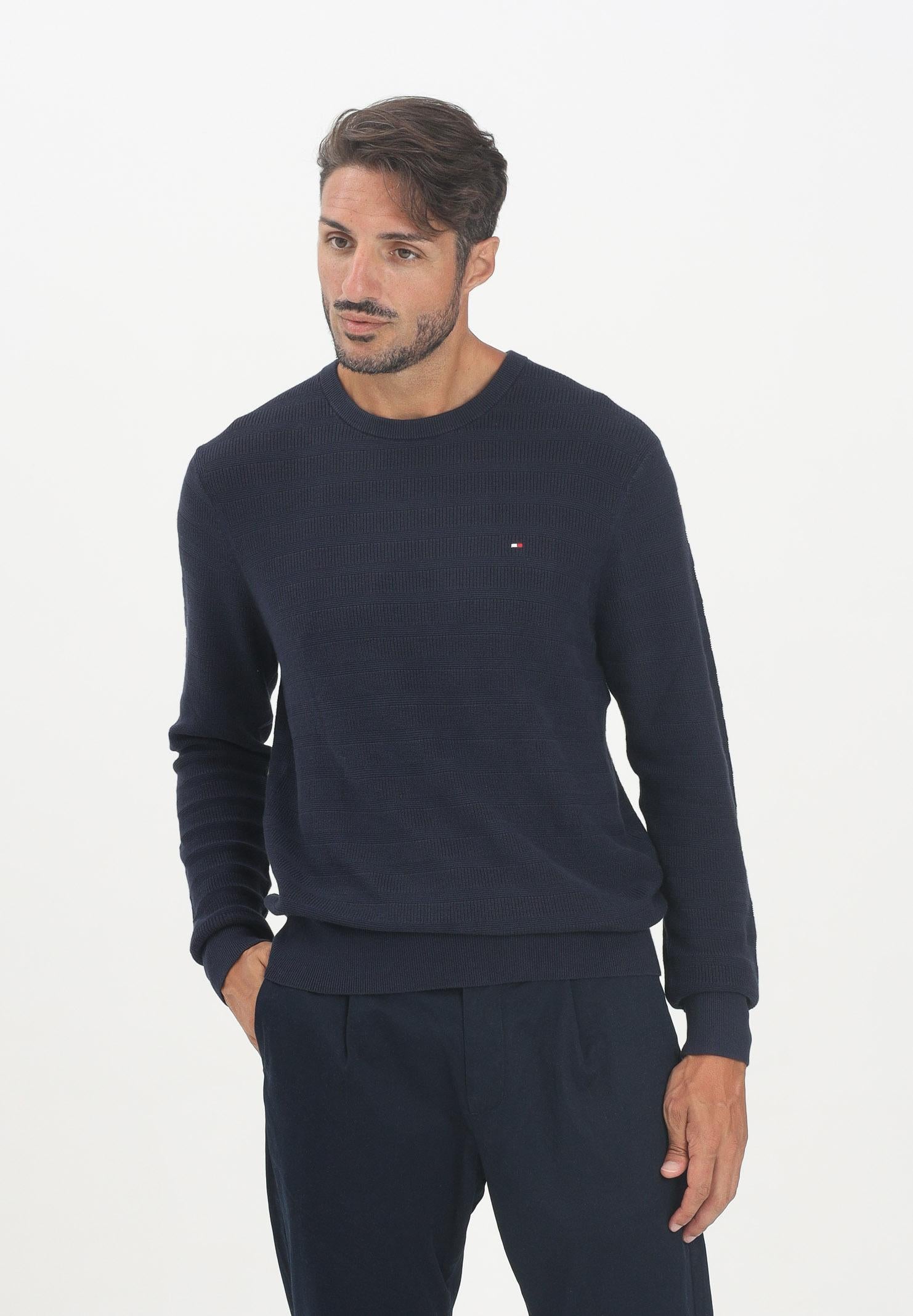 TOMMY HILFIGER Maglioncino girocollo blu a righe multidirezionali uomo