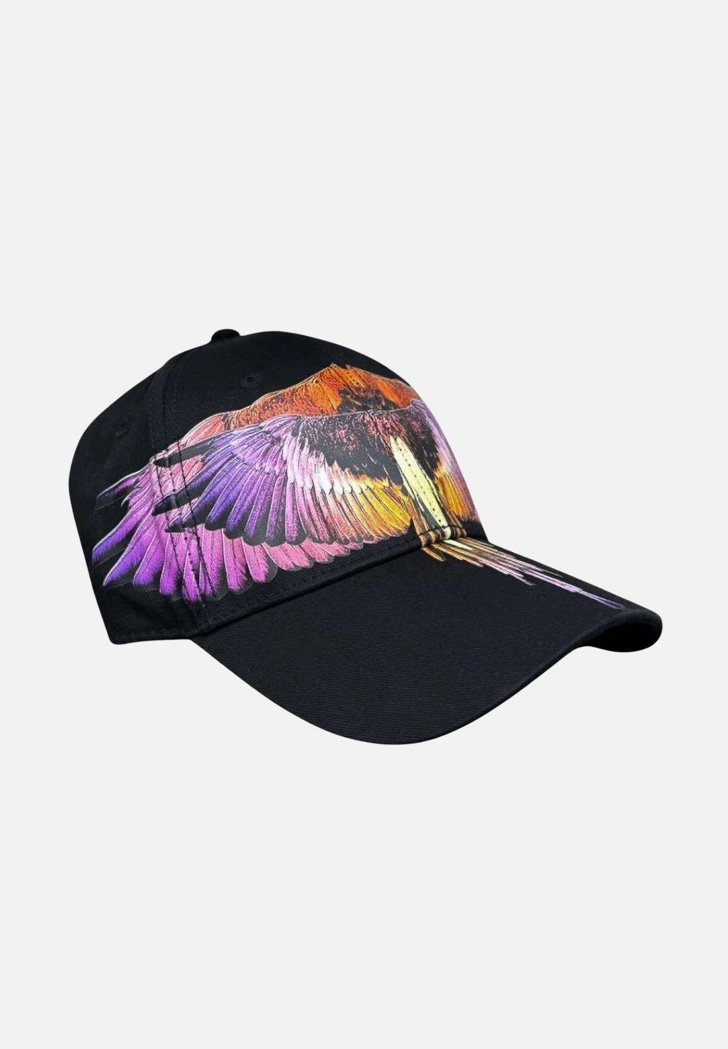 MARCELO BURLON COUNTY OF MILAN Cappello con visiera nero per uomo e donna con stampa ali COMAS2604860894 . MARCELO BURLON COUNTY OF MILAN 