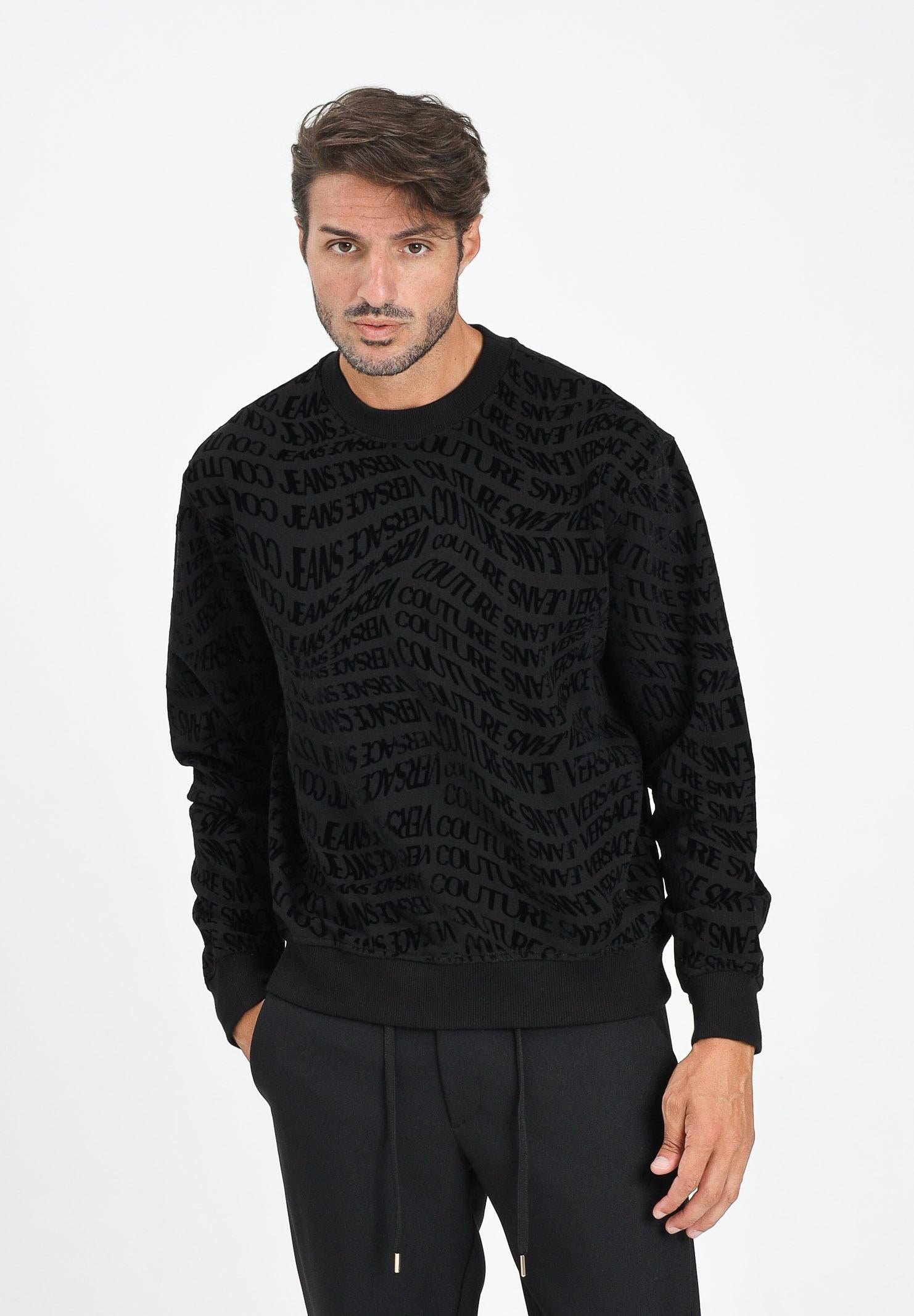 VERSACE JEANS COUTURE Felpa girocollo nera da uomo con motivo Liquify Logomania vellutato 79GAI3R0FS199 899 VERSACE JEANS COUTURE 
