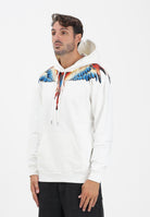 MARCELO BURLON COUNTY OF MILAN Felpa con cappuccio bianca da uomo caratterizzata da stampa ali F5CAMAHS059 013 MARCELO BURLON COUNTY OF MILAN 