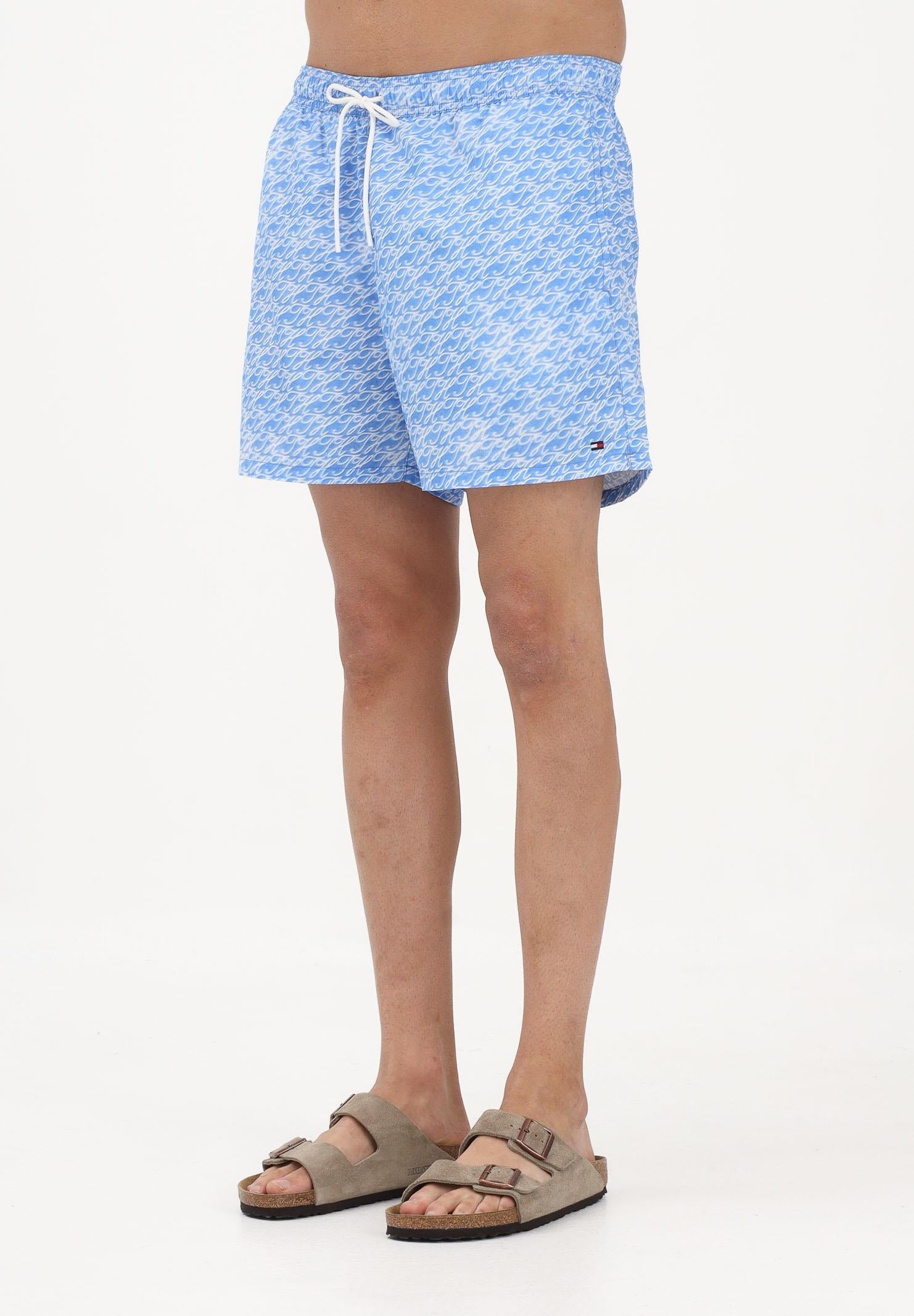 TOMMY HILFIGER Shorts mare azzurro da uomo con fantasia monogram UM0UM03491 0ZY TOMMY HILFIGER 