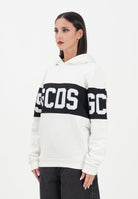 GCDS Felpa con cappuccio bianca per donna, ragazze e bambini rifinita da stampa logo B2JU1926BA2 15 GCDS 