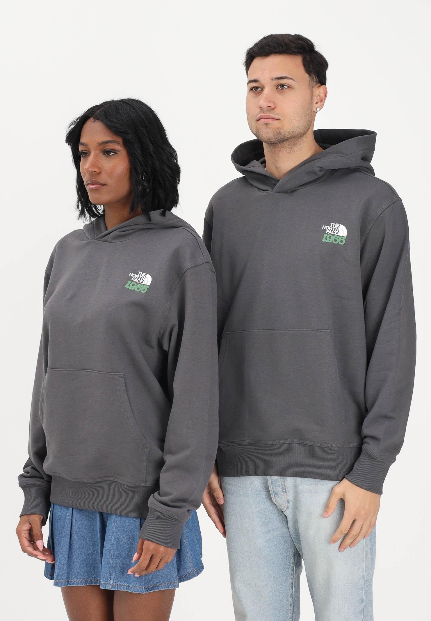 THE NORTH FACE Felpa con cappuccio 1966 Motion Relaxed grigia per uomo e donna NF0A8GAJRHI1 . THE NORTH FACE 