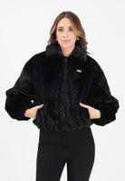 TOMMY JEANS Pelliccia sintetica nera da donna con logo DW0DW21669BDS . TOMMY JEANS 