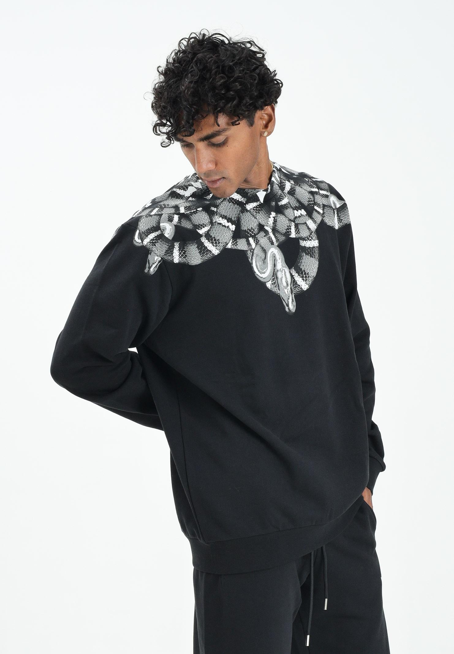 MARCELO BURLON COUNTY OF MILAN Felpa girocollo nera da uomo con stampa serpente F5CAMASW068 110 MARCELO BURLON COUNTY OF MILAN 