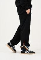 MARCELO BURLON COUNTY OF MILAN Pantalone sportivo nero da uomo con stampa ali F5CAMAFP026 110 MARCELO BURLON COUNTY OF MILAN 