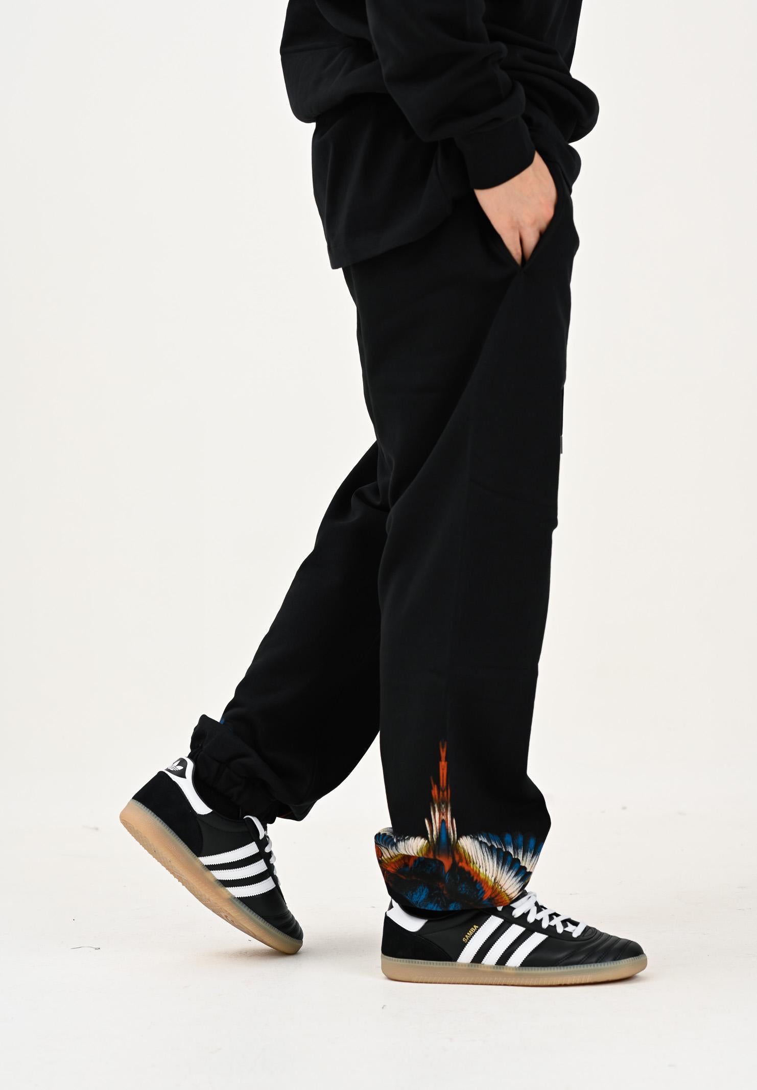 MARCELO BURLON COUNTY OF MILAN Pantalone sportivo nero da uomo con stampa ali F5CAMAFP026 110 MARCELO BURLON COUNTY OF MILAN 