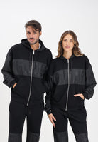 GCDS Felpa con zip nera per uomo e donna caratterizzata da inserti in tessuto tecnico e logo B1XM2001JI1 99 GCDS 