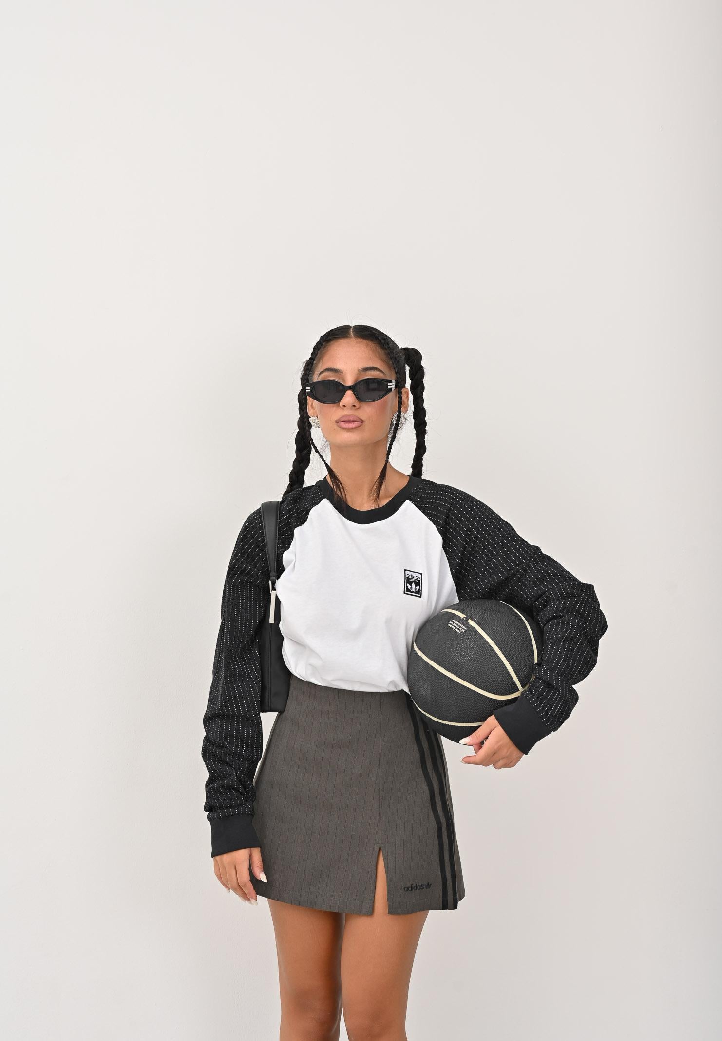 ADIDAS ORIGINALS Gonna corta grigia da donna con fini righe verticali JY3516  ADIDAS ORIGINALS 